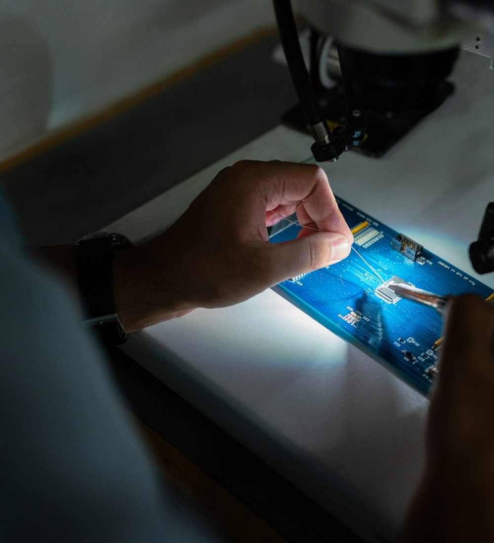 Pemeriksaan detail komponen produksi